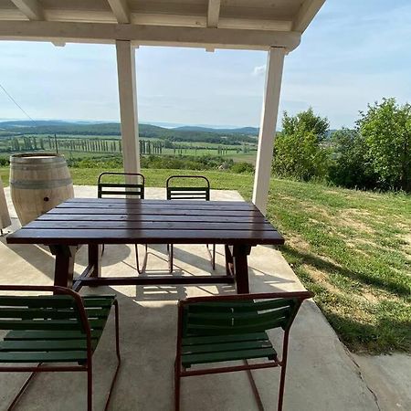 Apartamento Présház a hegytetőn Pécsely Exterior foto