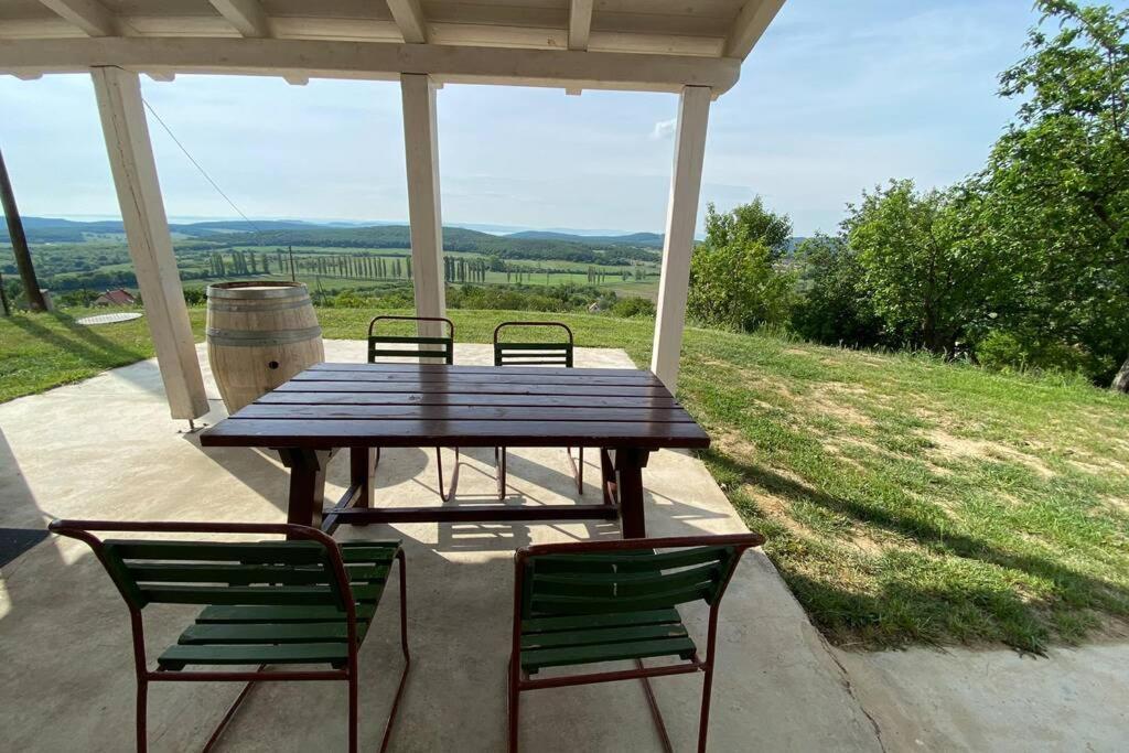 Apartamento Présház a hegytetőn Pécsely Exterior foto